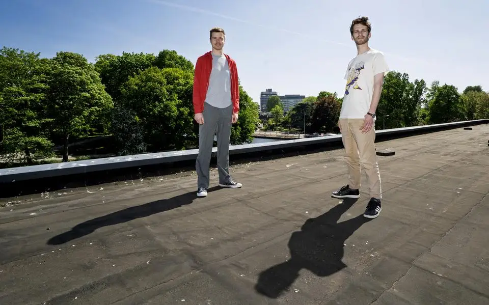 Het was 4,5 jaar ploeteren, maar nu kunnen Nils (35) en Ewoud (23) leven van hun schaduw-game SCHiM