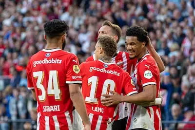 PSV wint overtuigend van Heracles Almelo, maar meelevend Philips Stadion ziet koploper Ajax niet morsen