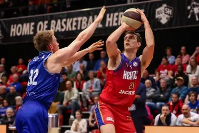 Basketballer Luuk van Bree met Heroes Den Bosch overtuigend naar finale BNXT League: ‘Zitten in een goed ritme’