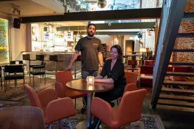 Faye en Costa blazen ‘de verborgen bar van Tilburg’ weer tot leven: ‘Mensen hebben het nog steeds over De Living’