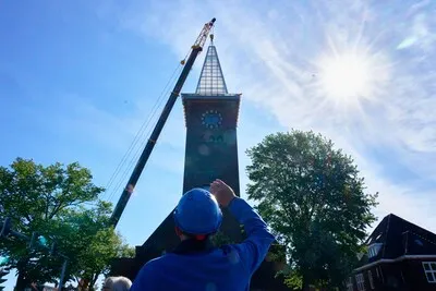 Sacramentskerk heeft weer een spits, maar wel een van 26 ton: ‘Als dat ding omkiepert, valt-ie op ons huis’