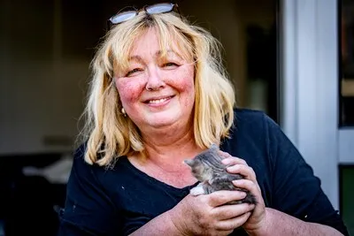 Lisette vangt zwerfkatten met tonijn en veel geduld: ‘Niks doen is geen optie’