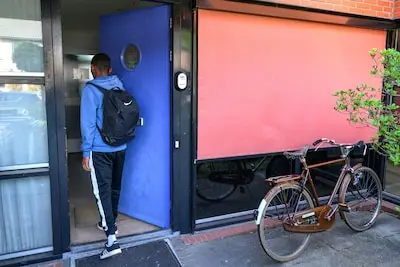 Een zeldzaam kijkje in het dagelijks leven van jonge alleen­staan­de vreemdelin­gen in Tilburg: ‘We komen niet om crimineel te worden’