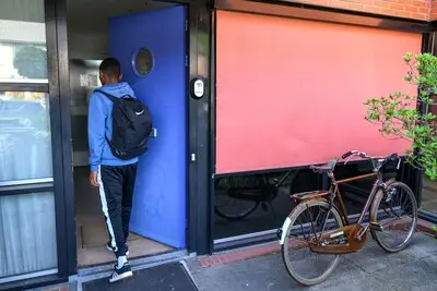 Een zeldzaam kijkje in het dagelijks leven van jonge alleenstaande vreemdelingen: ‘We komen niet om crimineel te worden’