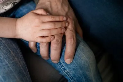 Jaren lijkt Peter S. de ideale vriend van de familie, tot de politie op zijn computer kijkt na een melding