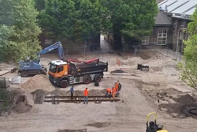 Bouwupdate: de binnentuin in de Spoorzone heeft nu een spoorrails