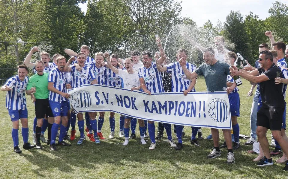 NOK is na 17  jaar eindelijk weer eens kampioen en spoelt de kater van een jaar eerder weg met champagne