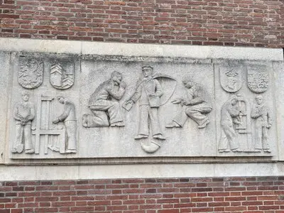 Mysterie opgelost: dit is waarom sommige Helmondse panden een versierde steen hebben