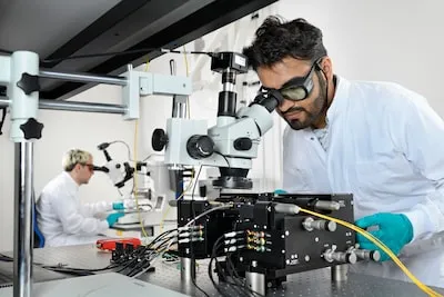 Eindhovense kraamkamer voor superchips: Holst Centre brengt zelfrijdende auto en robotsnoeischaar dichterbij