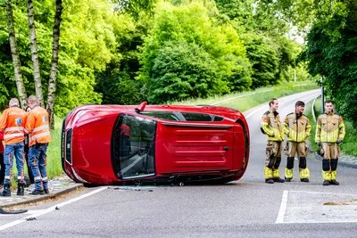 Auto belandt op zijkant bij botsing in Tilburg