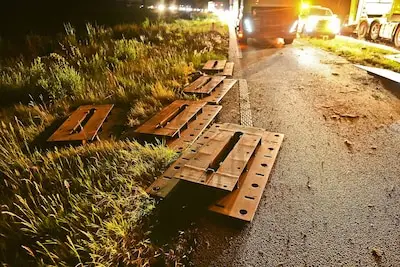 Vrachtwagen verliest stalen platen op N69, twee auto’s beschadigd