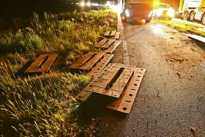 Vrachtwagen verliest tiental staalplaten op N69, twee auto’s beschadigd