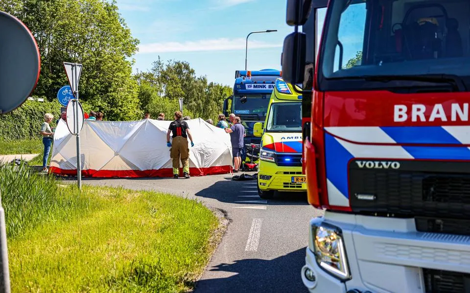 Scootmobieler overleden door botsing met vrachtwagen in Lemmer