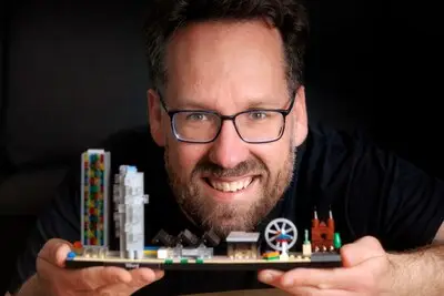 Jan deed er anderhalf jaar over om de Tilburgse skyline in Lego na te maken en nu kan iedereen dat