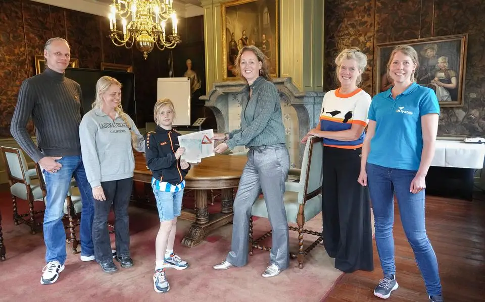 Chris en Xaveer (8) vragen wethouder Noardeast-Fryslân om kikkers, padden en salamanders beter te beschermen: ‘Wij pakken dit op’