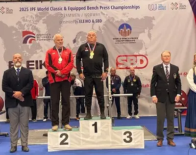 Paul (71) pakt wereldtitel bankdrukken: ‘Gebruik nooit rotzooi, maar wel vette friet met mayonaise’