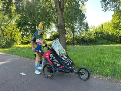 Rennende banaan Paul (58) maakt Nederland schoon; ‘Uiteindelijk is dit een fantastisch idee’