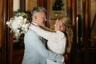 ‘Er zaten een paar wijntjes in en ik gaf me gewoon op’, nu is Mariska dolgelukkig getrouwd met Peter