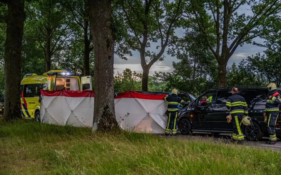 Man (35) uit Twijzel rijdt bestelbus met weggelopen dochter (14) van de weg: eis 240 uur werkstraf en 2 jaar rijontzegging