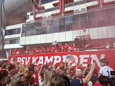 Platte Kar rijdt door zee aan mensen in Eindhoven: feest op Stadhuisplein, veel vuurwerk, fakkels en rook