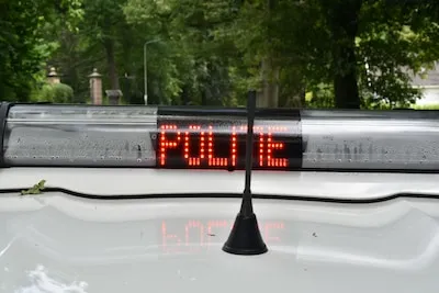Motorrijder negeert rood licht en vlucht van politie met 200 kilometer per uur