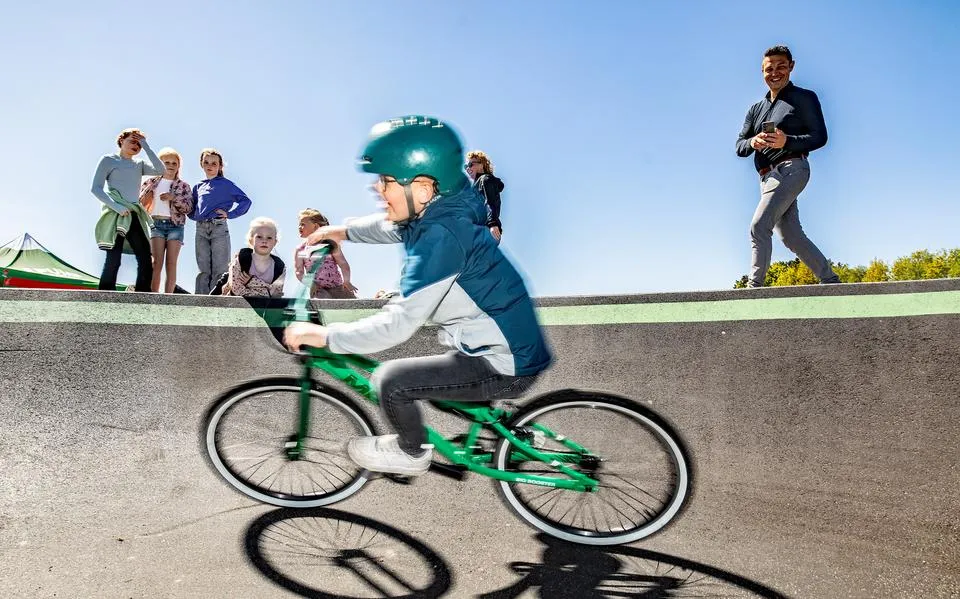 Dankzij Ivan (16) heeft Ameland nu een van de grootste pumptrackbanen van Nederland. ‘Ik ben best trots’