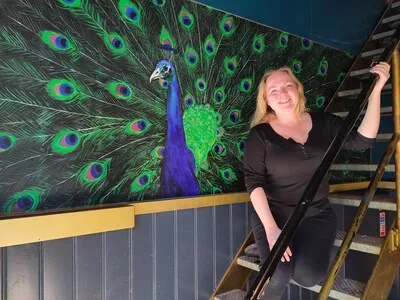 Peacock heeft kleurrijke start met pauwenveren en gaypop op de speakers