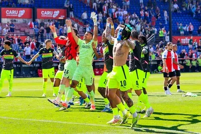 PSV op rapport na zenuwslopende zege in De Kuip: Lang kroont zich tot speler van de week
