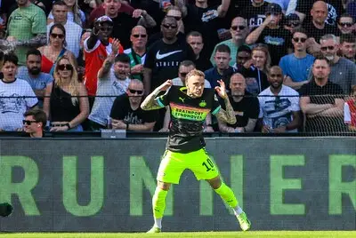 PSV gaat van heel zwak naar onvoorstelbaar sterk en bemachtigt een ticket voor het ‘bad van fortuin’