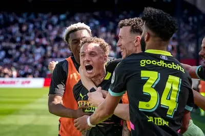 De ‘bijzondere kerel’ Noa Lang kan nu met PSV glanzen: na zijn steen in de vijver lonkt alsnog de hoofdprijs