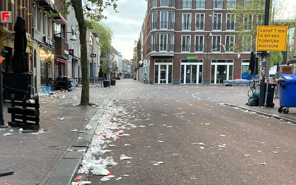Een spoor van glasscherven en snackpapier: zo vies ziet de binnenstad van Leeuwarden eruit op ochtend na Bevrijdingsfestival