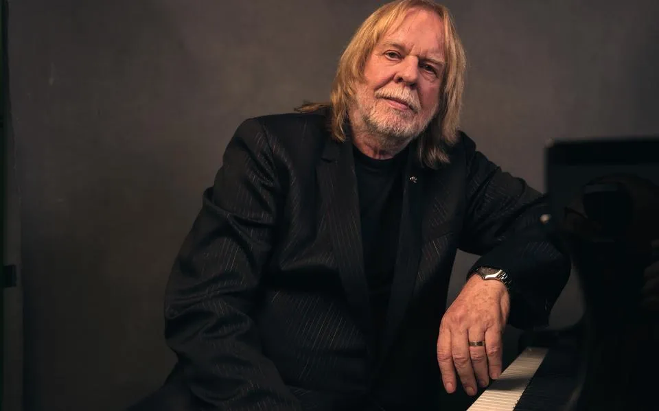Hij speelt toetsen op Space oddity en Morning has broken. Toetsenlegende Rick Wakeman neemt afscheid met een vrolijke noot | recensie ★★★★☆