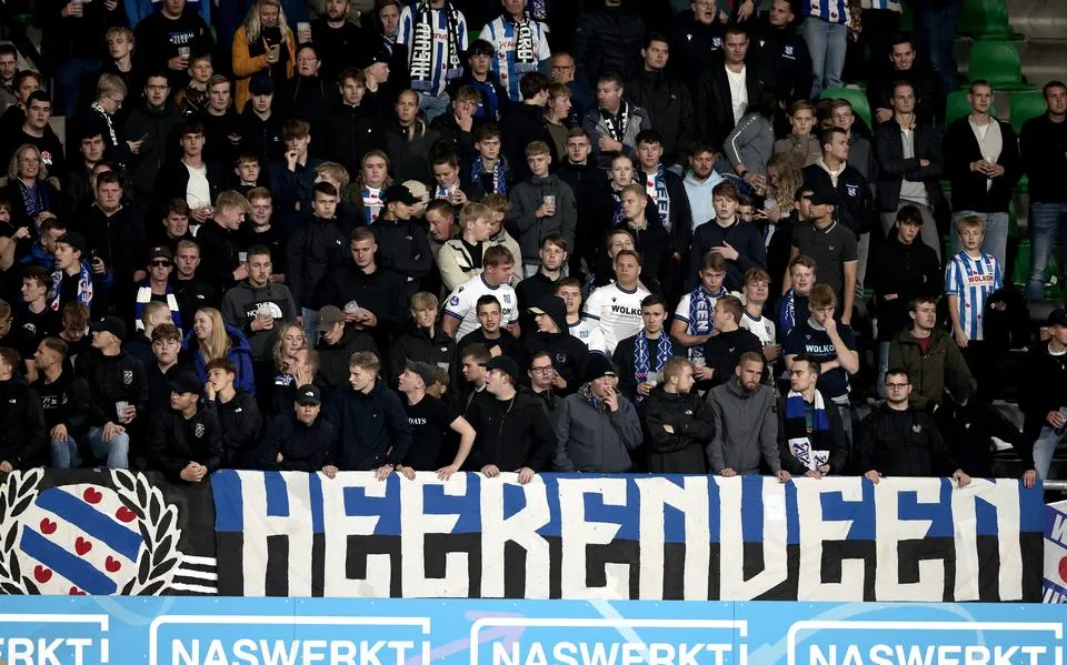 Nooit presteerde SC Heerenveen slechter in uitduels dan dit seizoen. Waarom reizen deze supporters hun club toch steeds achterna?