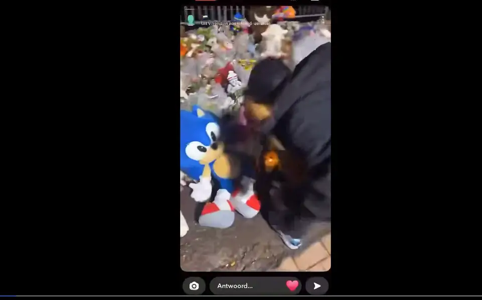 Knuffels gestolen van herdenkingsplek Jeffrey en Emma. Burgemeester doet oproep: ‘Hou emotie onder controle. Laat politie werk doen’