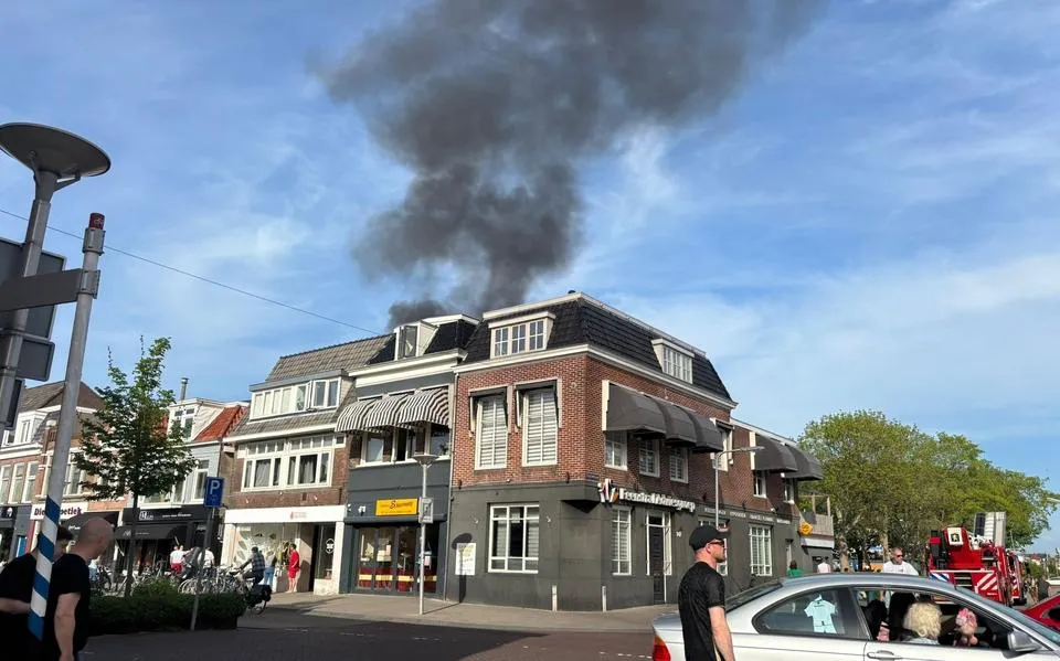 Quinten (21) kan nog net negen katten redden bij woningbrand op de Schrans in Leeuwarden