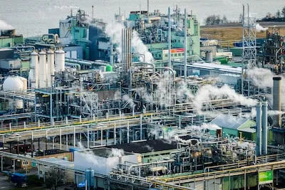 Ondanks het teflon-schandaal in de VS ging Custom Powders in Helmond gewoon door. Hoe kon dat gebeuren?