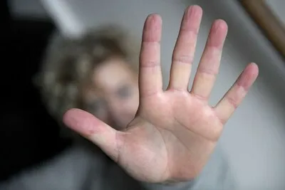 Man knijpt keel van ex dicht: een voorbode van femicide of een los incident?