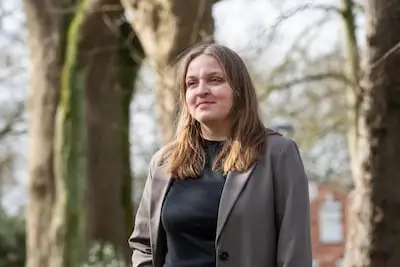 Eveline werd vanaf haar 14de twee jaar lang misbruikt door haar voetbaltrainer, nu deelt ze haar verhaal