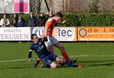 Budel-trainer Bonnema verrast spelersgroep halverwege met... staande ovatie: ‘Absurd goed hoe we voor rust speelden’