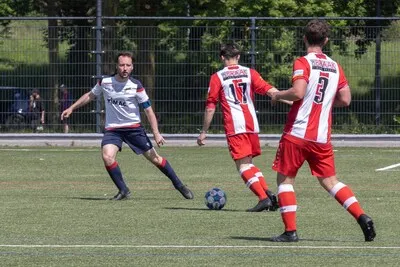 Rood Wit V. voert onder aanvoering van topschutter Jan van Hout een spektakelstuk op