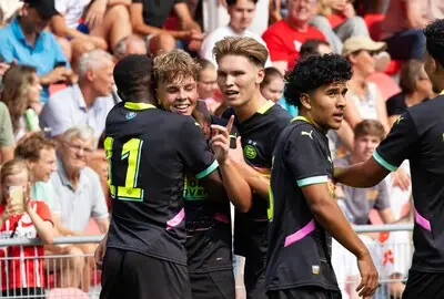 PSV onder 19 pakt na zeperd alsnog voorjaarstitel, omdat Ajax punten laat liggen