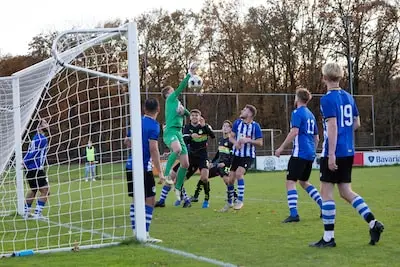 Keeper Guus (19) staat in slotfase in de spits én... scoort: ‘Ik mag voor de rest van het jaar een grote mond hebben’