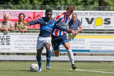 Geen profvoetbal in Helmond, maar Blauw Geel’38 opent de deuren voor Magazi: ‘Paste niet in de groep’