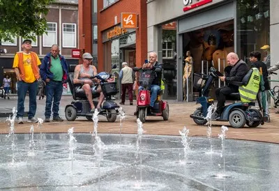 Nieuwe scootmobielers in Helmond krijgen basistraining: gebruikers veiliger op pad