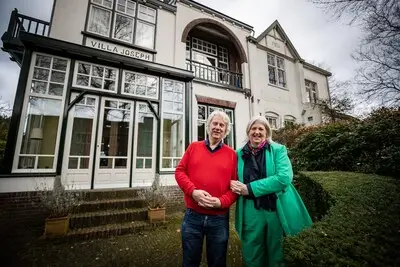 Deze Helmondse villa zit vol verrassingen: met vloertegels in zand en plafonds van stro