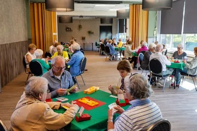 Met een potje bridge de eenzaamheid te lijf: denksport beschermt het brein én verbindt