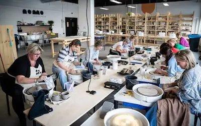 ‘Met klei werken geeft rust’, nieuw keramiek-atelier blijkt schot in de roos