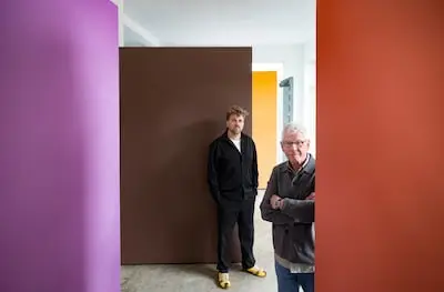 Peer Veneman exposeert met kleurrijke sculpturen in salon van neef Woody: ‘Je krijgt het gevoel dat je gaat zweven’