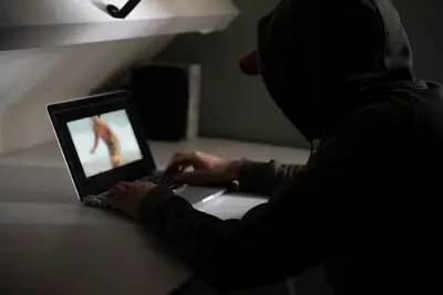 ‘Huisvriend’ Peter (62) had duizenden foto’s met kinderporno en moet nu de cel in