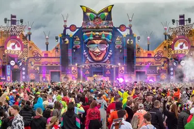 Monniken worden gek van gedreun van festivals en stappen naar de hoogste rechter
